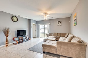 Ruskin Vacation Rental | 5BR | 2.5BA | 2,415 Sq Ft | 1 Step Required to Enter