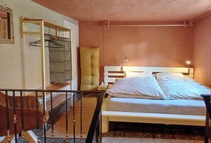 Stilvolles 35 qm-Apartment auf zwei Ebenen-Schlafraum Ansicht 1