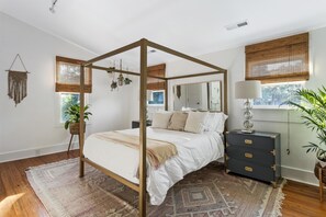 Main bedroom - Beds have hotel quaity linens