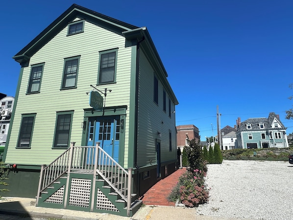 10 Fair Street House w/ On-Site Parking
