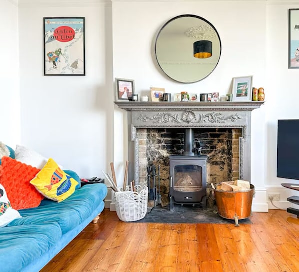 Lounge with dual fuel burner