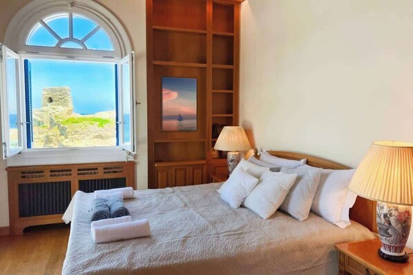 This charming and elegant suite is part of our curated collection of boutique private rooms. The suite offers a super king-size bed, private balcony, private office, en suite bathroom & lock.