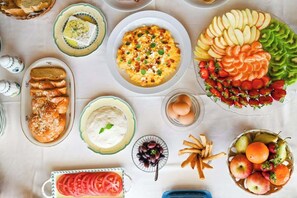 You'll enjoy relaxing mornings over a delicious breakfast made with fresh, local produce. Our breakfast menu consists of fresh-baked bread, homemade jams, Andros cheese, eggs, honey, olives, fruits, Greek yoghurt and more. 