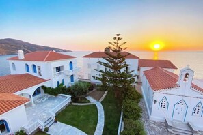 Peaceful sunrise mornings to enjoy your coffee and breakfast are sure to rejuvenate your soul!