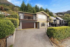 Enjoy the best of both worlds—tranquil hillside setting and just minutes to central Queenstown.