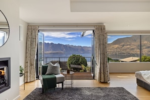 Step out onto the balcony from the sun-filled lounge and enjoy sweeping lake and mountain views from every angle.