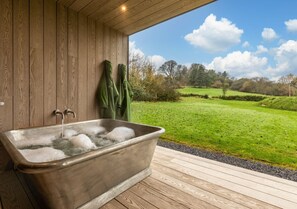 Outdoor spa tub