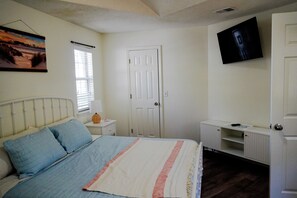 Master Bedroom with a private bathroom, SmartTV and a small workspace.