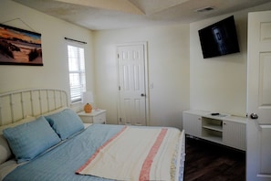 Master Bedroom with a private bathroom, SmartTV and a small workspace.