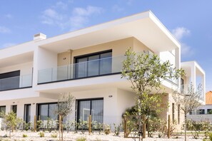 Just minutes from the beach! 3-bedroom apartment with private pool and garden. Perfect for family holidays in Foz do Arelho. BY SCH.
