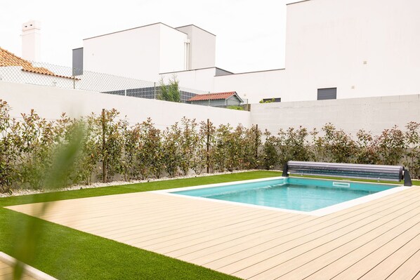 Just minutes from the beach! 3-bedroom apartment with private pool and garden. Perfect for family holidays in Foz do Arelho. BY SCH.