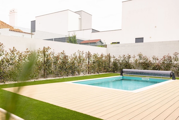 Just minutes from the beach! 3-bedroom apartment with private pool and garden. Perfect for family holidays in Foz do Arelho. BY SCH.