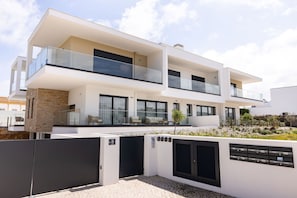 Just minutes from the beach! 3-bedroom apartment with private pool and garden. Perfect for family holidays in Foz do Arelho. BY SCH.