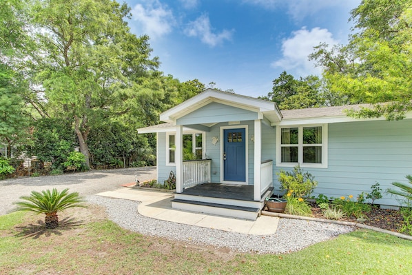 Long Beach Vacation Rental | 2BR | 2BA | 1,100 Sq Ft | 2 Steps for Access
