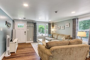 Living Room | Free WiFi | Smart TV | Central A/C & Heat | Desk