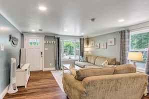 Living Room | Free WiFi | Smart TV | Central A/C & Heat | Desk