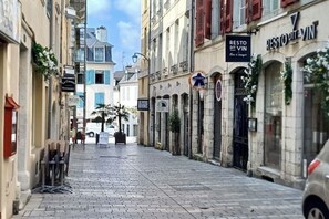 Rue piétonne à 100 m Hôtel de Ville et Château