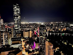 stunning city views: famous Story Bridge, The Neville Bonner Bridge, kangaroo point and brisbane river