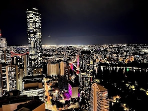 stunning city views: famous Story Bridge, The Neville Bonner Bridge, kangaroo point and brisbane river