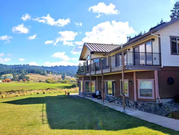 This downstairs apt. has an amazing view of peaceful Laurelwood Valley.