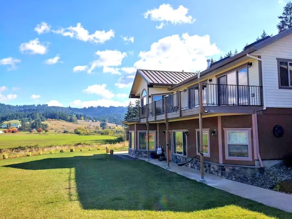 This downstairs apt. has an amazing view of peaceful Laurelwood Valley.