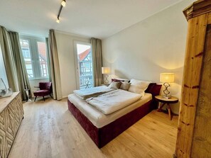 Helles Schlafzimmer mit Doppelbett, stilvollem Design und Altstadtblick – zentral und erholsam.