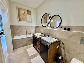 Modernes Bad mit Wanne & Doppelwaschbecken – stilvoll, hochwertig und ideal zum Entspannen.