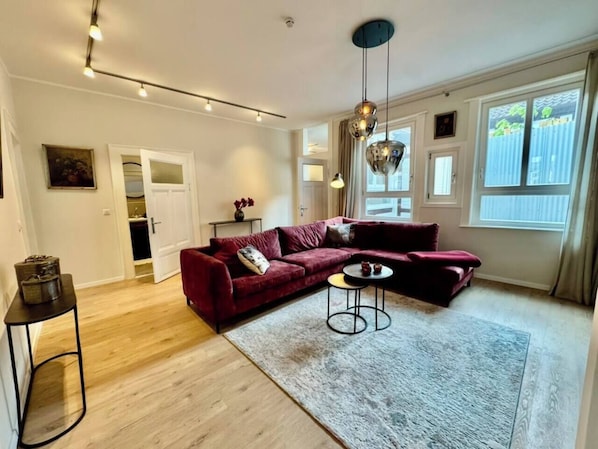 Stilvolles Wohnzimmer mit Eckcouch, Design-Akzenten und Licht – perfekt zum Entspannen nach dem Tag.