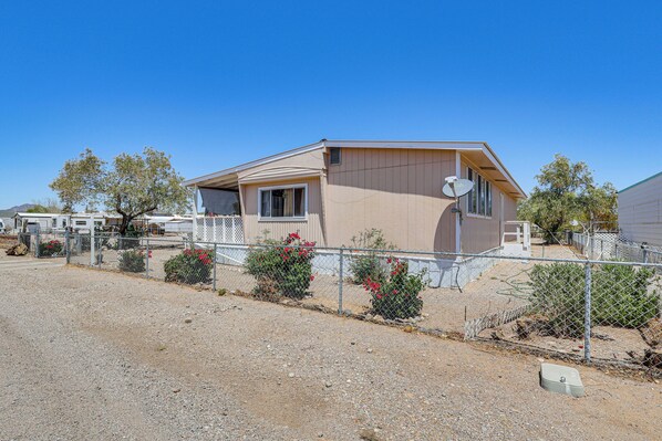 Quartzite Vacation Rental | 1BR | 2BA | 1,200 Sq Ft | Step-Free Entry