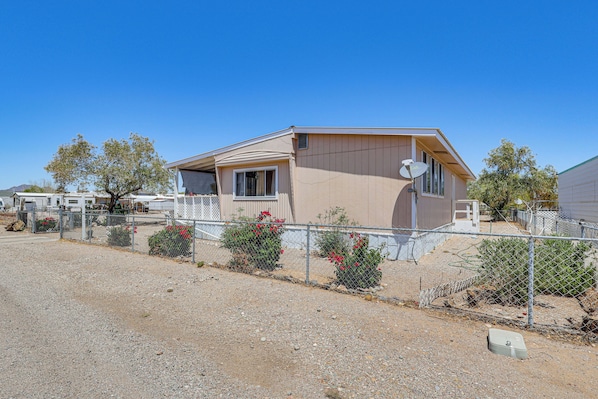 Quartzite Vacation Rental | 1BR | 2BA | 1,200 Sq Ft | Step-Free Entry