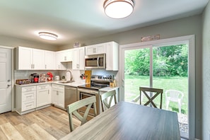 Dining Area | Dishware & Flatware | Central A/C & Heat | Single-Story Home