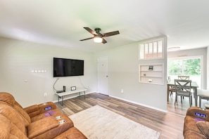 Living Room | Free WiFi | Smart TV