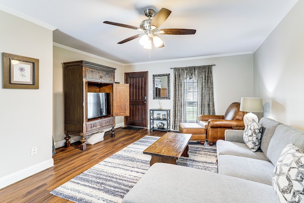 Houston Vacation Rental | 2BR | 1.5BA | 1,050 Sq Ft | 2 Steps Required