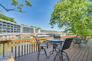Private Deck | Outdoor Dining w/ Lake View | 14 Mi to Ha Ha Tonka State Park