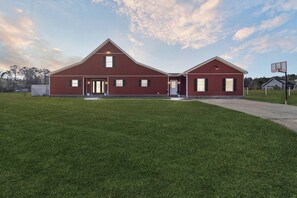 Custom 3,000+ sq ft home on 5 acres with 3 master suites, 5 baths, and space for the whole crew—perfect for families and wedding parties!