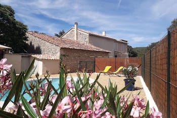 Country House 'Au Pied De La Montagne' with Mountain View, Wi-Fi and Air Conditioning