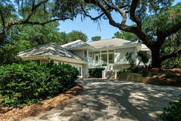 Welcome to 2710 Gnarled Pine nestled in under live oaks with beautiful golf views!