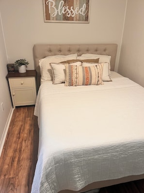 Queen bed bedroom #2