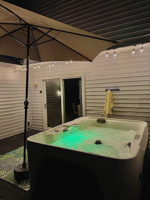Indoor spa tub