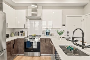 The kitchen’s open layout allows you to move freely as you prepare meals, with everything you need at your fingertips.