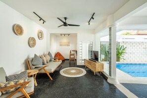 Semi-open living room with smart TV and ceiling fan – Villa Lalebay Bali