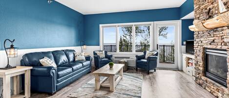 Panoramic Lake‑Superior views from the cozy living space
