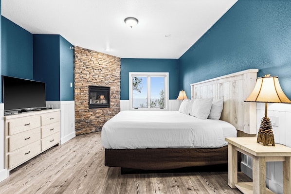 Luxurious king retreat with private lake‑view and soaking tub