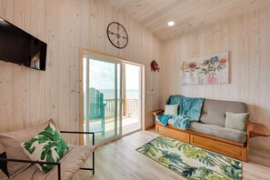 Living Room | Queen Sleeper Sofa | Free WiFi | Central A/C & Heat | Smart TV
