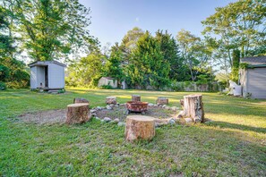 Fenced Backyard | Fire Pit | Gas Grill | Picnic Table