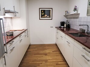 Sol, Comptoir, Cuisine, Cabinetry, Appareil De Cuisine, Bois, Sol, Design Intérieur, Evier, Parquet