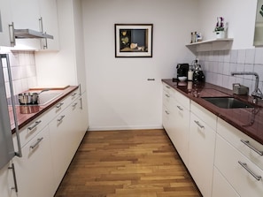 Sol, Comptoir, Cuisine, Cabinetry, Appareil De Cuisine, Bois, Sol, Design Intérieur, Evier, Parquet