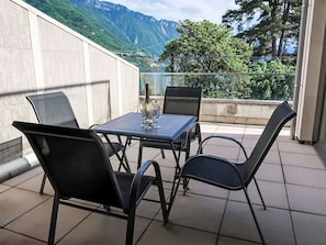 Meubles, Mobilier De Jardin, Chaise, Table, Tableau De Plein Air, Table Cuisine Et Salle A Manger, Table Basse, Balcon, Chaîne De Montagnes, Ombre