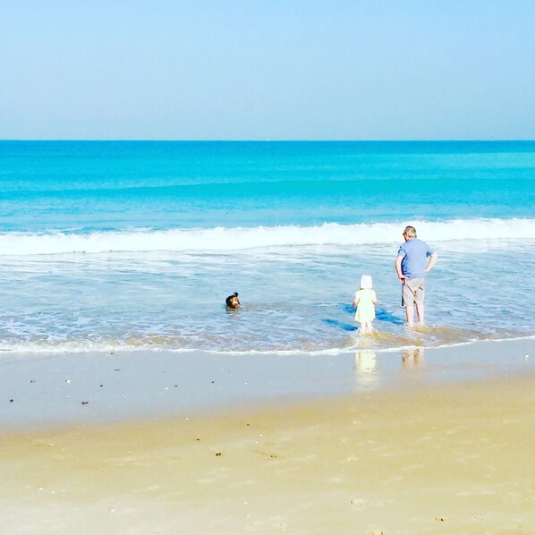 The apartment is just 5 minutes walk to Al Hamra's stunning public beach.