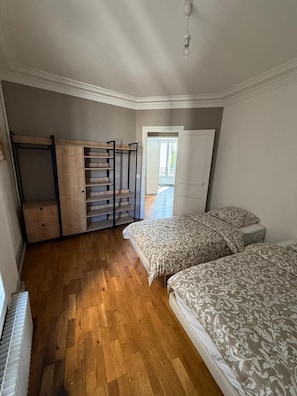 Chambre 2 lit simple dressing
